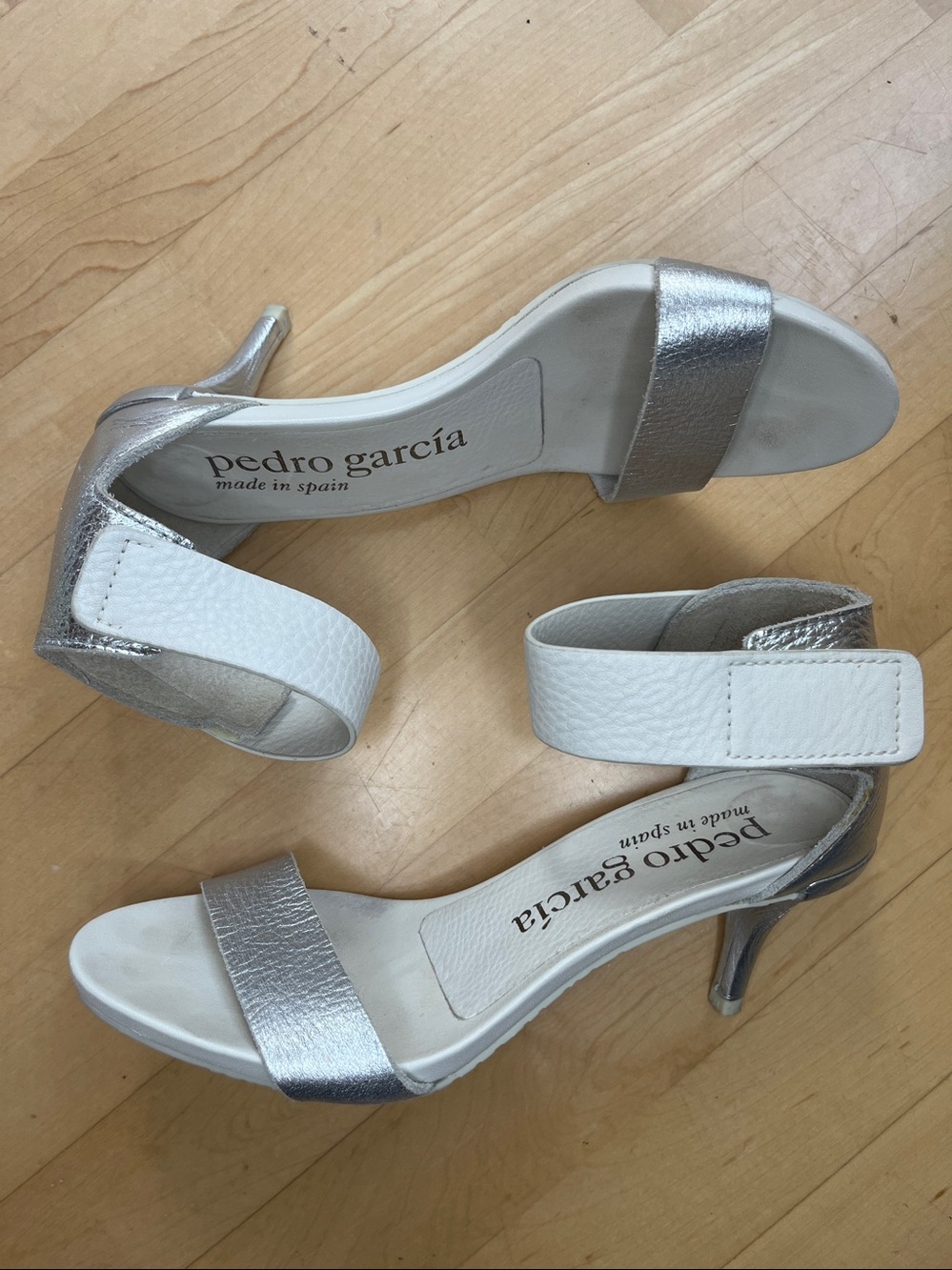 Pedro Garcia Winka Heels
Pebbled Leather White & Silver Metallic EU 37.5 - Picture 2 of 8